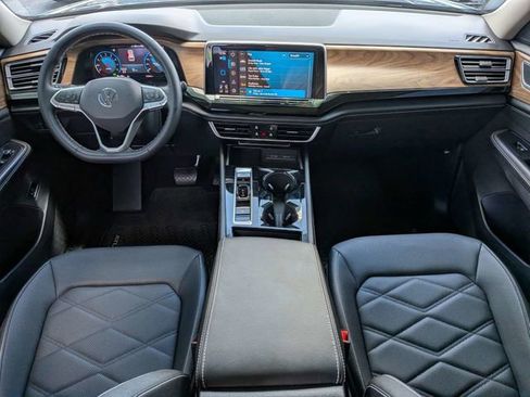 Certified 2025 Volkswagen Atlas SE FWD image 12