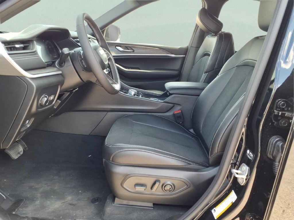 New 2027 Jeep Grand Cherokee Altitude RWD image 9
