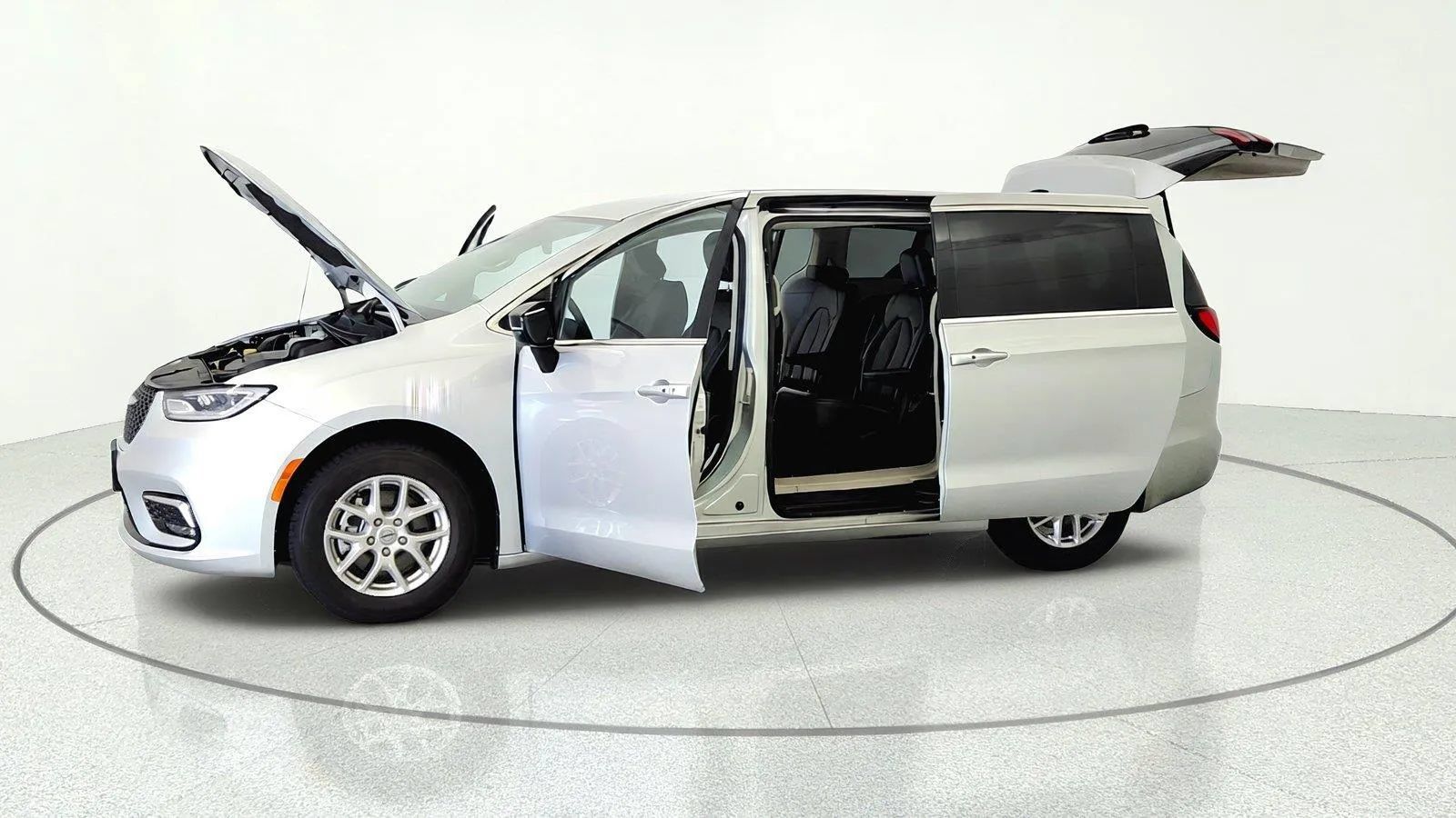 Used 2024 Chrysler Pacifica Touring-L FWD image 9