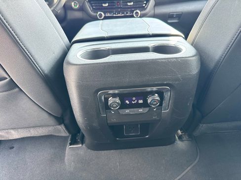 Used 2025 Chevrolet Suburban Premier image 18