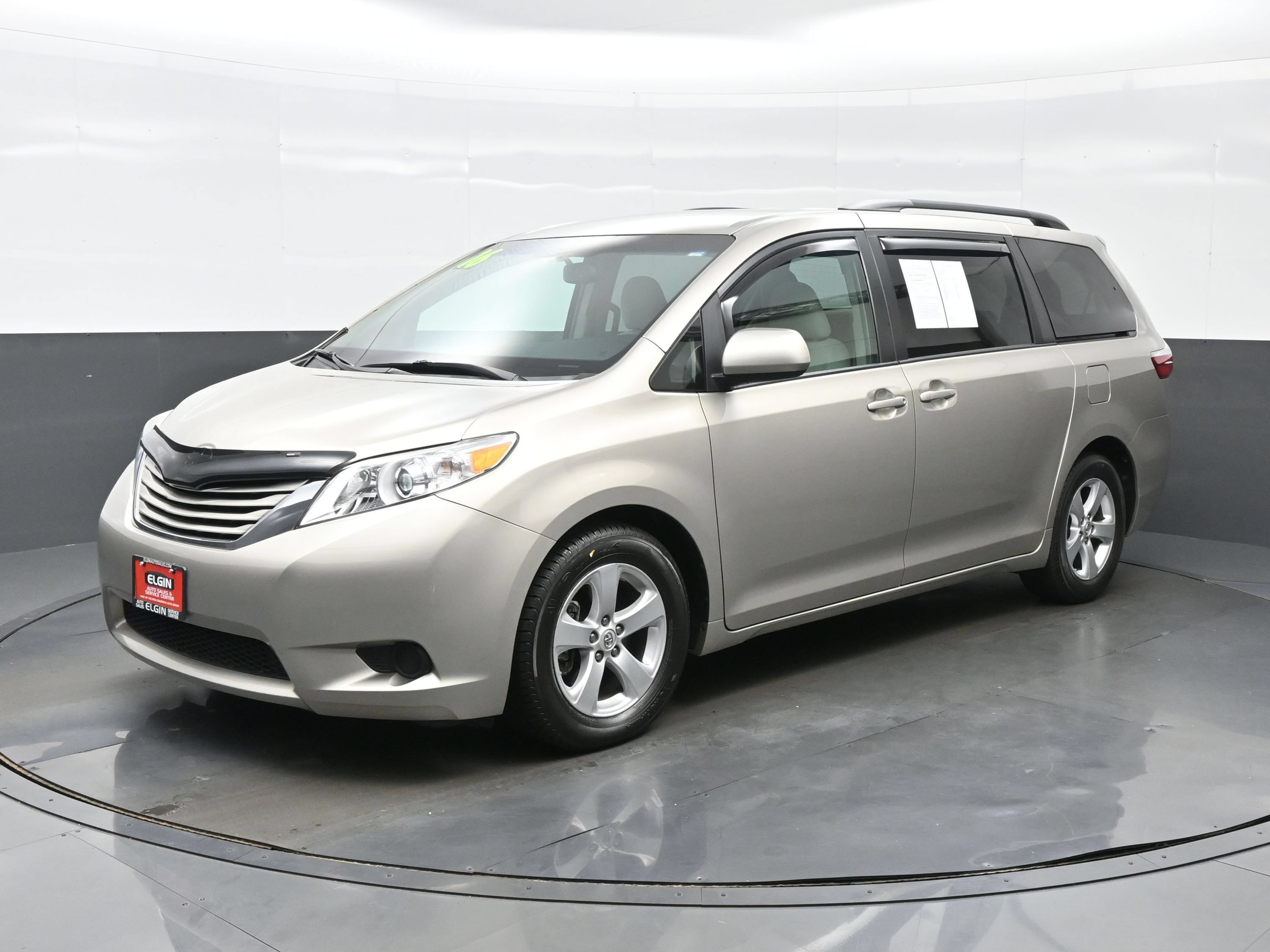 Used 2016 Toyota Sienna LE FWD image 2