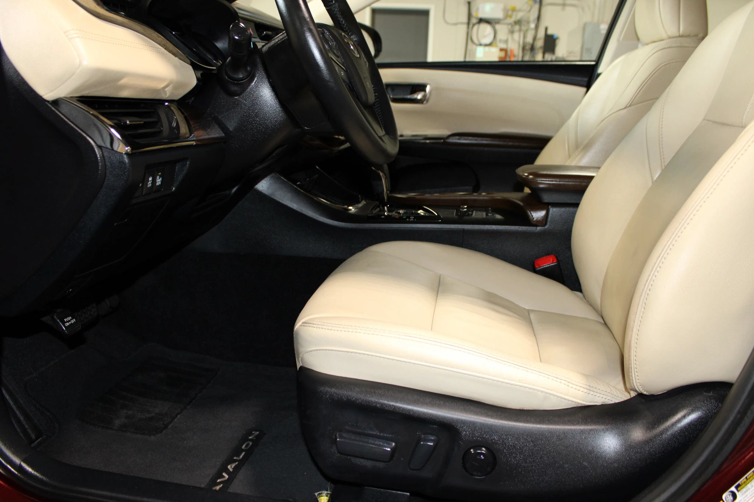 Used 2014 Toyota Avalon XLE Touring FWD image 25
