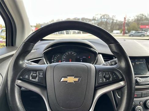 Used 2019 Chevrolet Trax LT w/ LT Convenience Package FWD image 18