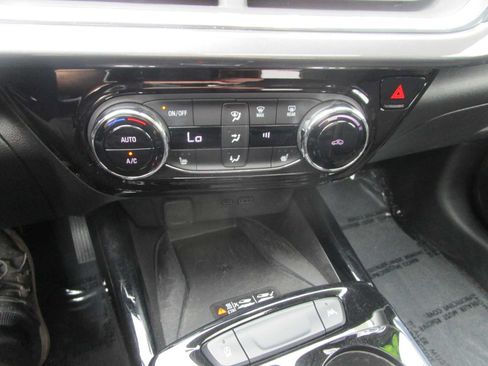 Used 2025 Chevrolet Trax ACTIV w/ Sunroof Package FWD image 21