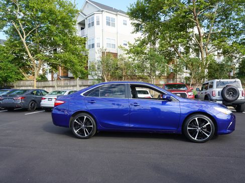 Used 2016 Toyota Camry SE w/ Moonroof Package FWD image 3