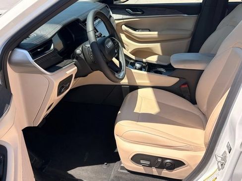 Used 2024 Jeep Grand Cherokee Limited RWD image 9