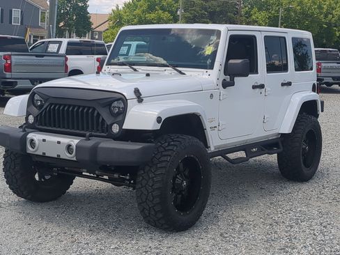 Used 2014 Jeep Wrangler Unlimited Sahara w/ Connectivity Group AWD/4WD image 5