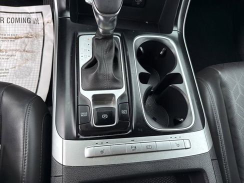 Used 2024 Kia Carnival LX FWD image 27