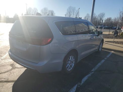 Used 2023 Chrysler Pacifica Touring-L image 9