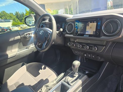 Used 2019 Toyota Tacoma TRD Off-Road w/ Technology Package AWD/4WD image 10