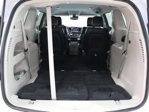 Used 2023 Chrysler Pacifica Touring-L FWD image 37