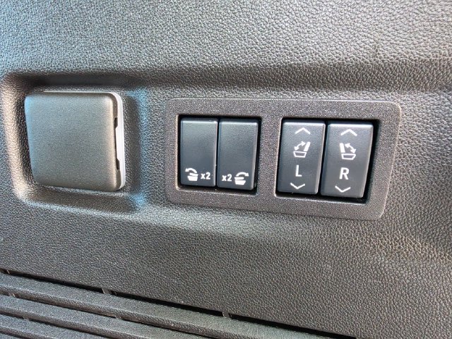 Used 2025 GMC Yukon XL Denali AWD/4WD image 21