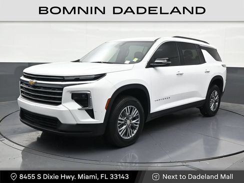 Used 2025 Chevrolet Traverse LT FWD image 1