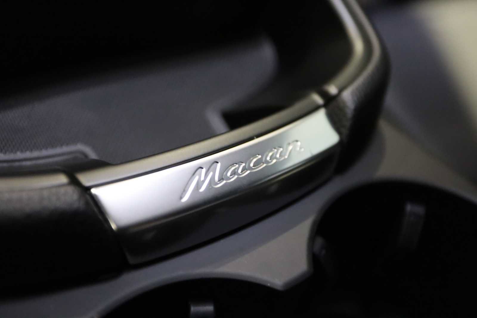 Used 2025 Porsche Macan AWD/4WD image 34