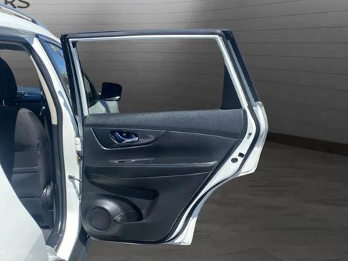 Used 2017 Nissan Rogue SV w/ SV Premium Package FWD image 28