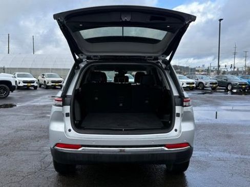 Used 2023 Jeep Grand Cherokee Limited image 9