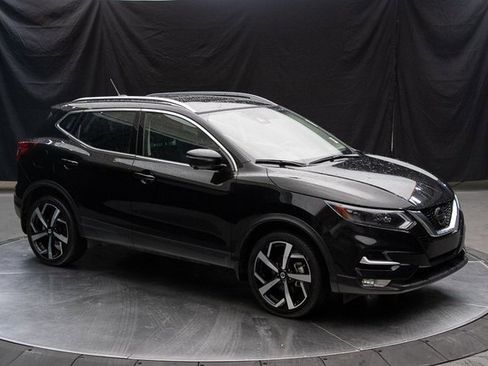 Used 2022 Nissan Rogue Sport SL w/ Premium Package image 2