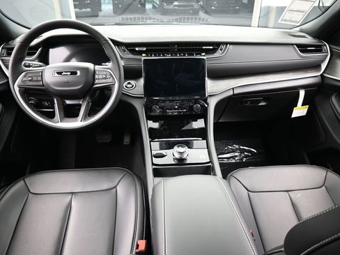 Used 2025 Jeep Grand Cherokee L Limited w/ Black Appearance Package image 32