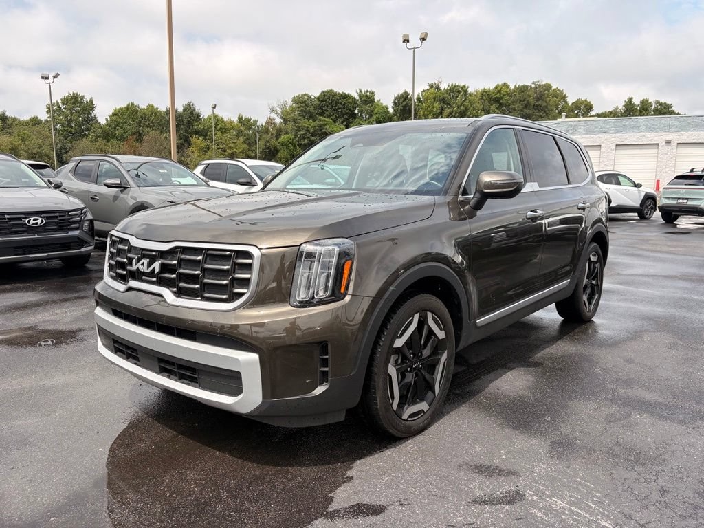 Used 2025 Kia Telluride S FWD image 3
