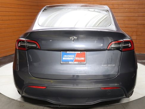 Used 2022 Tesla Model Y Long Range image 12