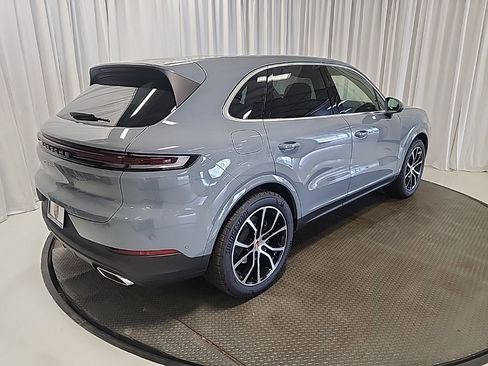 Certified 2025 Porsche Cayenne AWD/4WD image 36