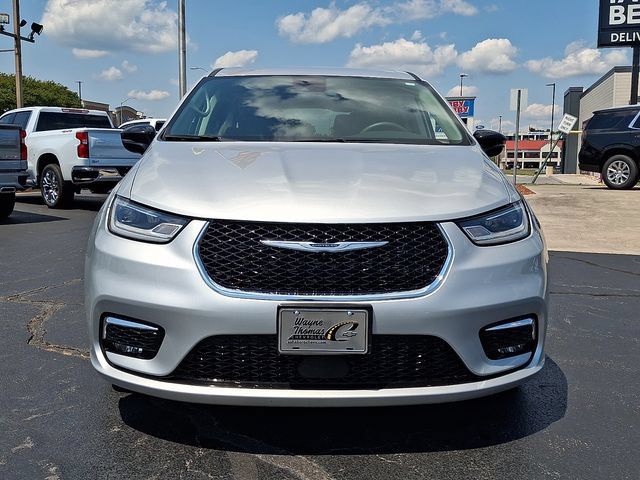 Used 2024 Chrysler Pacifica Touring-L FWD image 2