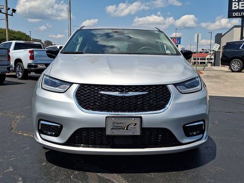 Used 2024 Chrysler Pacifica Touring-L FWD image 2