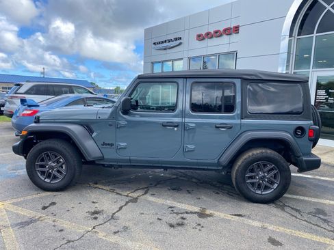 Used 2025 Jeep Wrangler Unlimited Sport AWD/4WD image 2