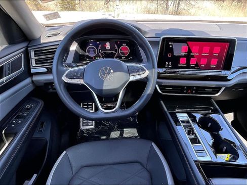 Used 2024 Volkswagen Atlas Peak Edition SE AWD/4WD image 17