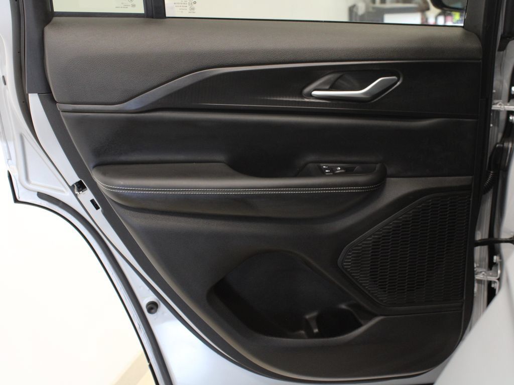 Used 2023 Jeep Grand Cherokee Altitude AWD/4WD image 31