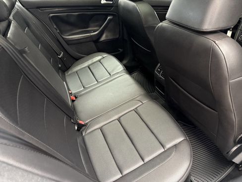 Used 2011 Volkswagen Jetta SE image 24