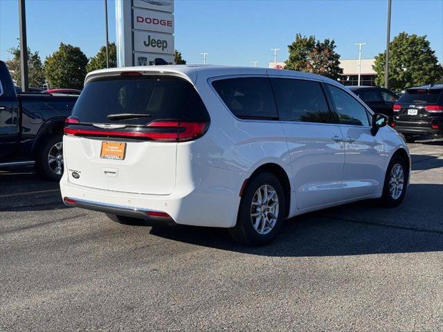 Certified 2024 Chrysler Pacifica Touring-L FWD image 3