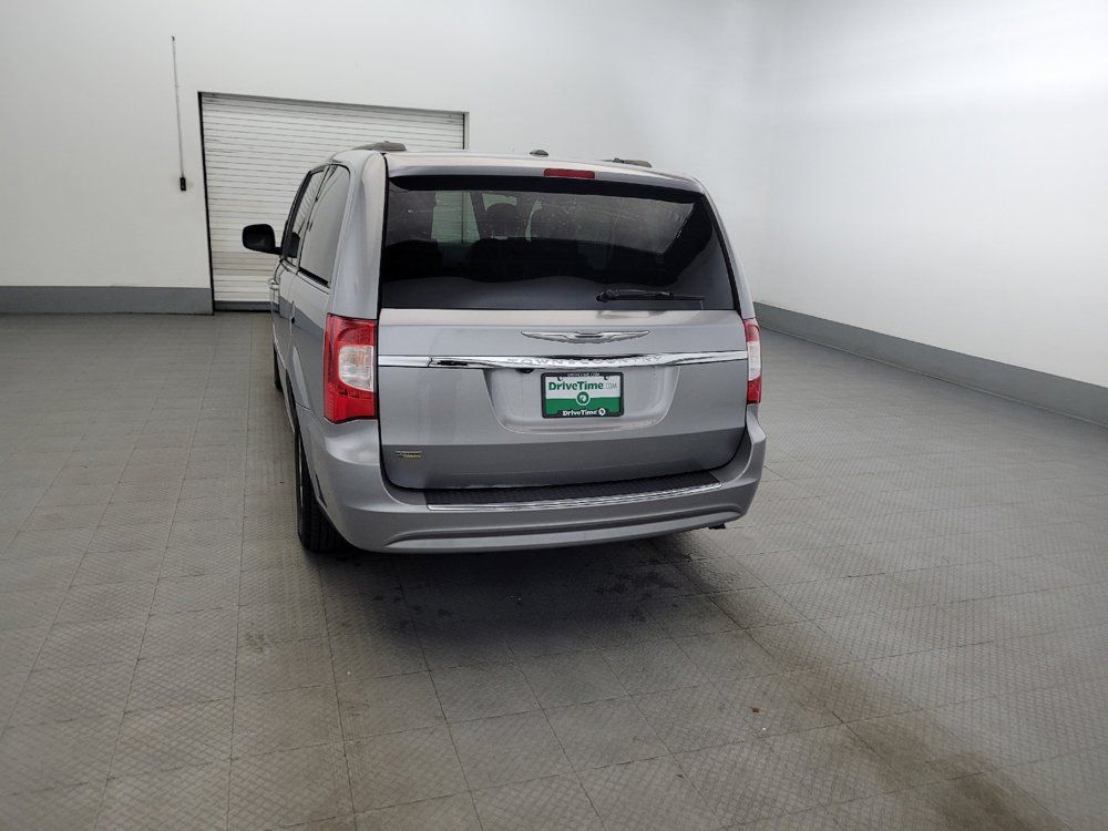 Used 2016 Chrysler Town & Country Touring FWD image 6