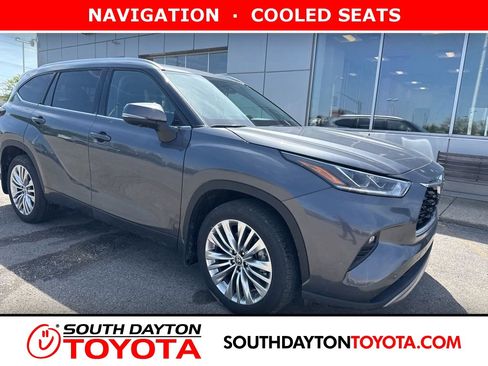 Used 2025 Toyota Highlander Platinum AWD/4WD image 1