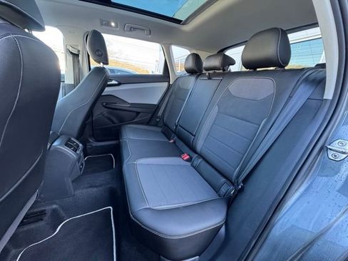 Certified 2022 Volkswagen Taos SE image 11