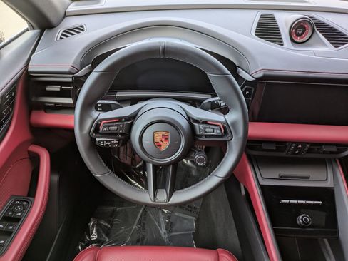 Certified 2025 Porsche Macan Electric image 17