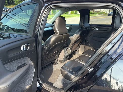 Used 2022 Volvo XC40 T4 Momentum FWD image 28
