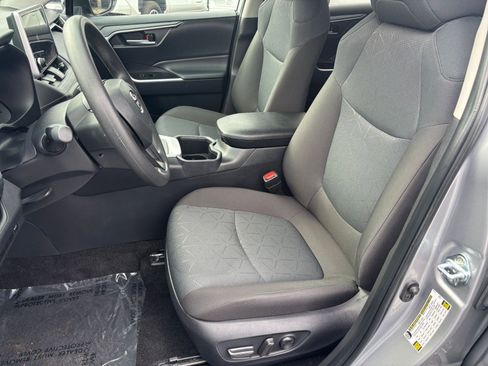 Used 2025 Toyota RAV4 XLE image 34