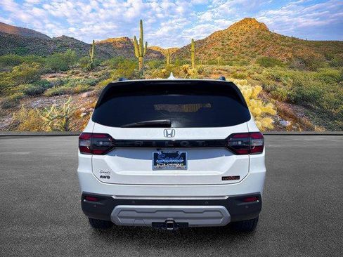 Used 2025 Honda Pilot TrailSport image 6