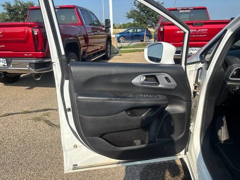 Used 2021 Chrysler Pacifica Limited w/ Uconnect Theater Family Group FWD image 18