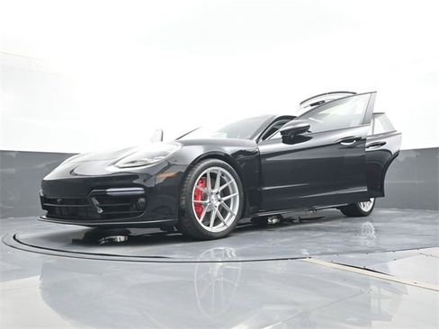 Used 2022 Porsche Panamera GTS w/ Premium Package image 31