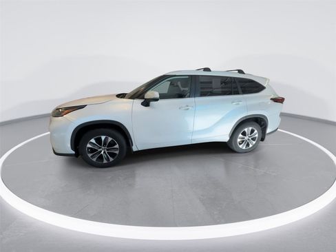 Used 2024 Toyota Highlander XLE AWD/4WD image 5