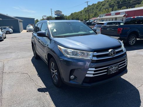 Used 2019 Toyota Highlander XLE AWD/4WD image 3