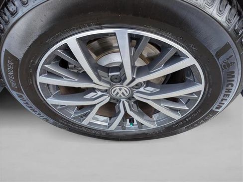 Used 2018 Volkswagen Tiguan SE w/ Panoramic Sunroof Package image 22