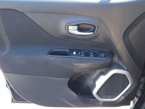 Used 2018 Jeep Renegade Latitude FWD image 28
