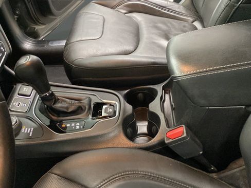 Used 2019 Jeep Cherokee Limited w/ Technology Group AWD/4WD image 18