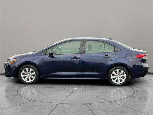 Used 2021 Toyota Corolla LE image 3