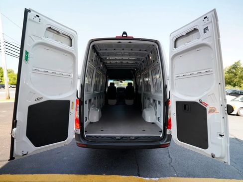 Used 2022 Mercedes-Benz Sprinter 2500 image 22