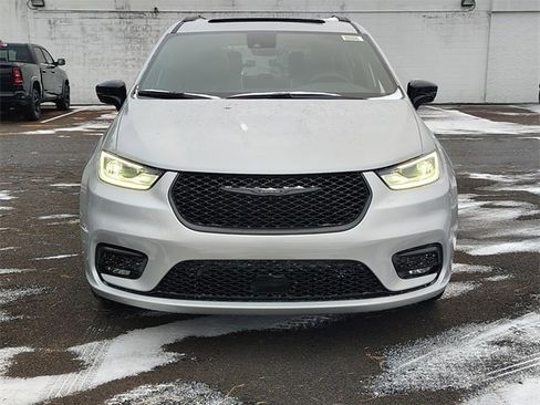 New 2026 Chrysler Pacifica Limited w/ Uconnect Theater Family Group image 39