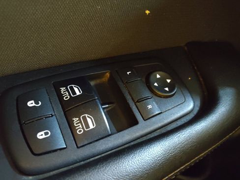 Used 2017 Dodge Challenger SXT image 27